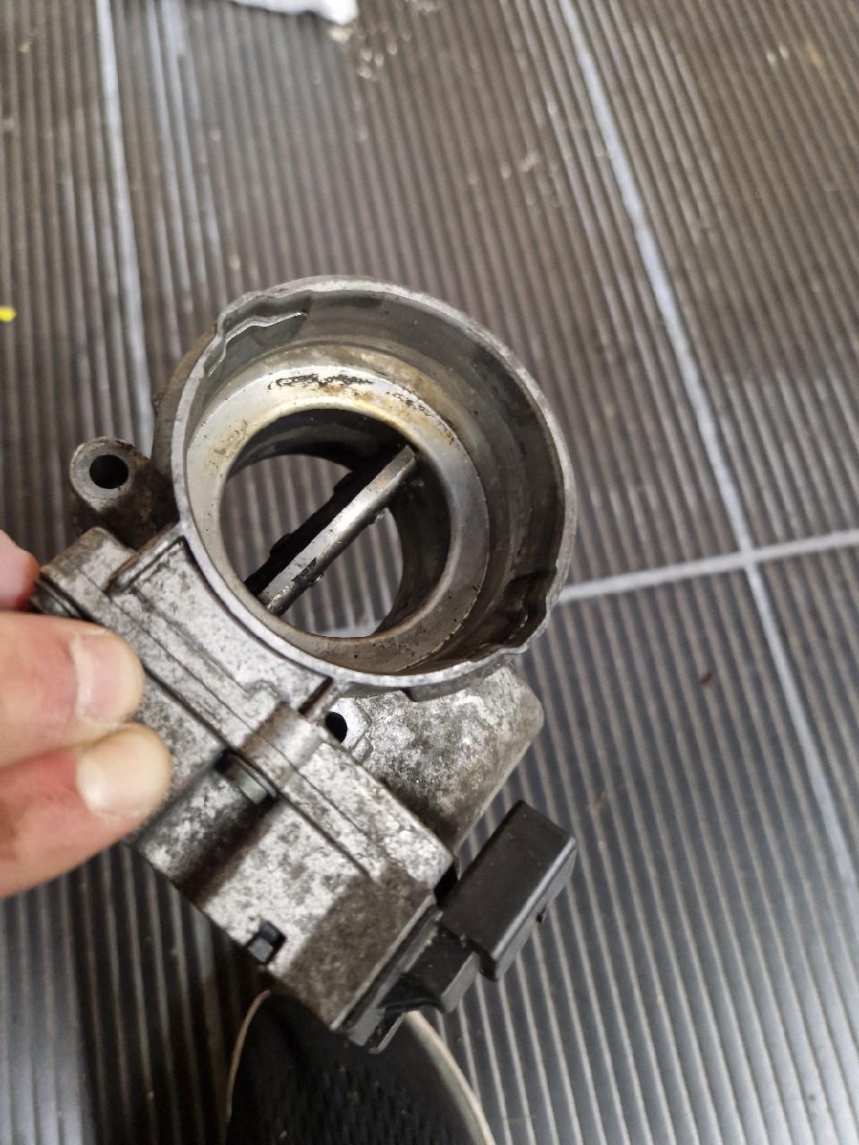 ДРОСЕЛЬНА ЗАСЛІНКА VW AUDI SKODA SEAT 03G 128 063J 