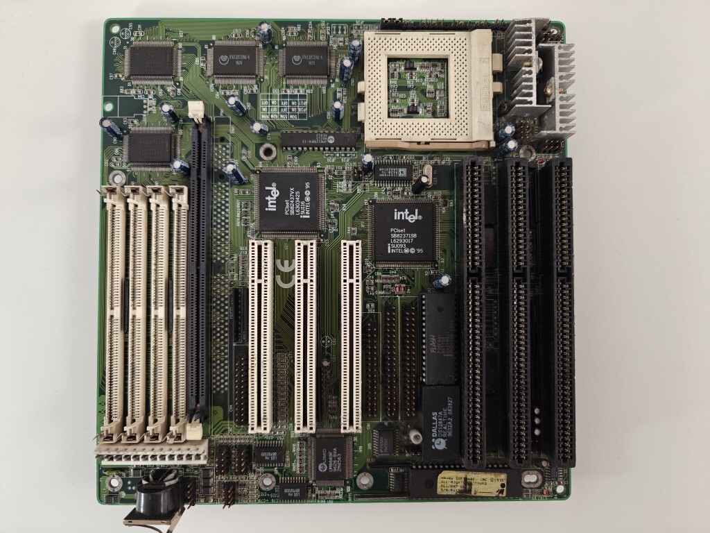 Carte Mère Shuttle HOT-555 + Intel Pentium 166Mhz + 32Mo EDO – Occasion