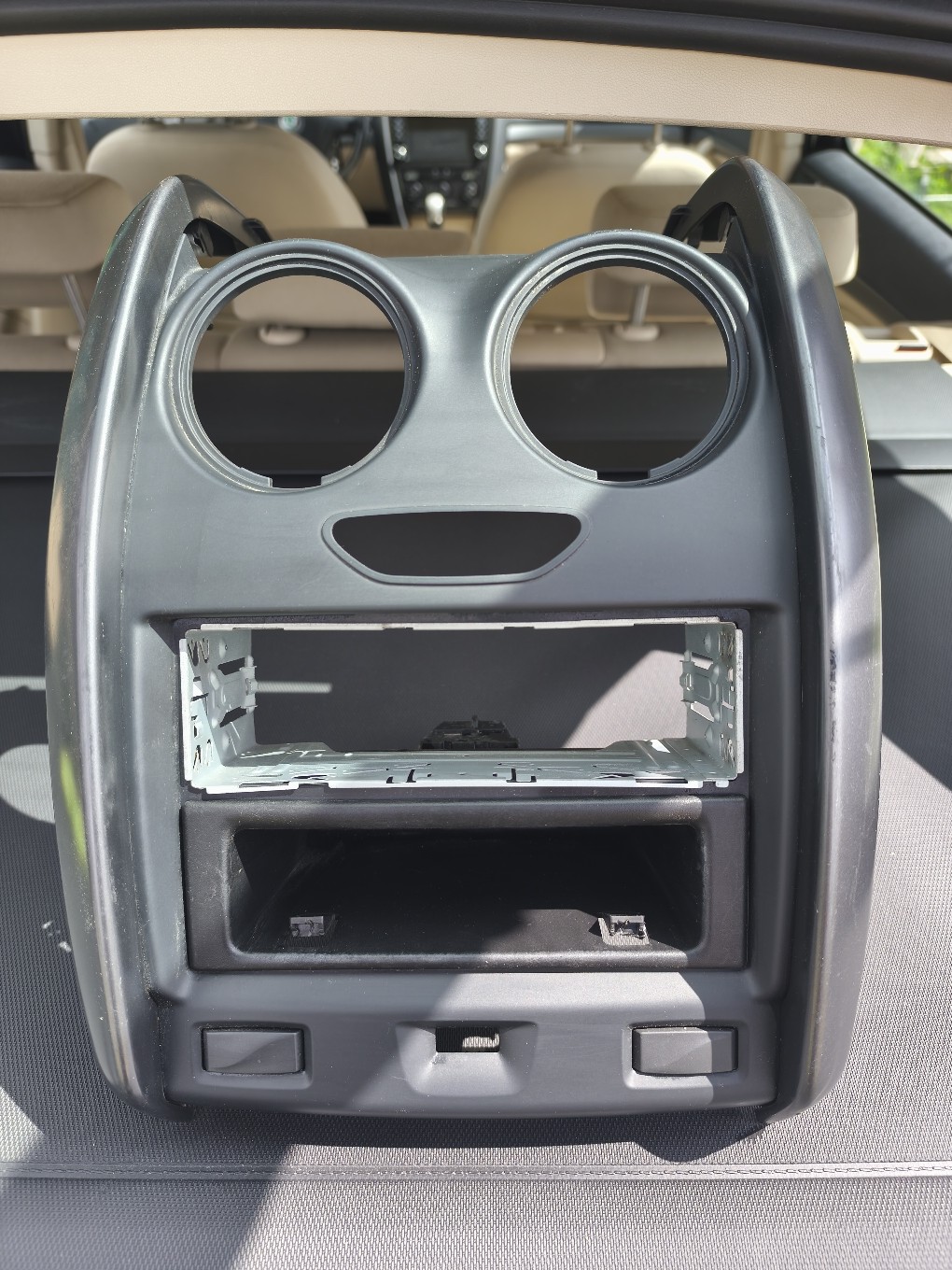 РАМКА SRODKOWA, РАМКА КОРПУС РАДІО DACIA DUSTER 2013-2018R 