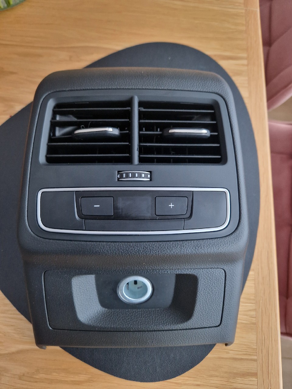 РЕШІТКА ПОВІТРОВОДУ ЦЕНТРАЛЬНА ЗАД ЗАДНЯ ТУНЕЛЬ AUDI A4 B9 8W0864376 