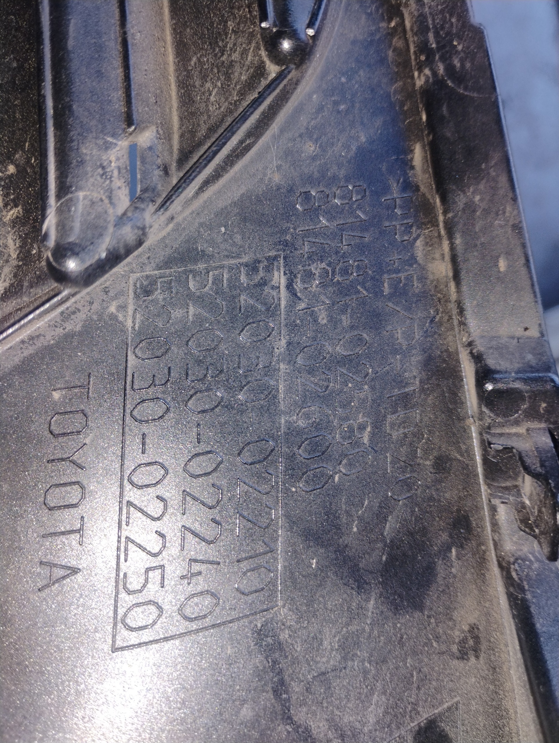 РЕШЕТКА БАМПЕРА ПЕРЕД ПРАВАЯ ПАТРОН ГАЛОГЕНА TOYOTA AURIS II 81481-02580 