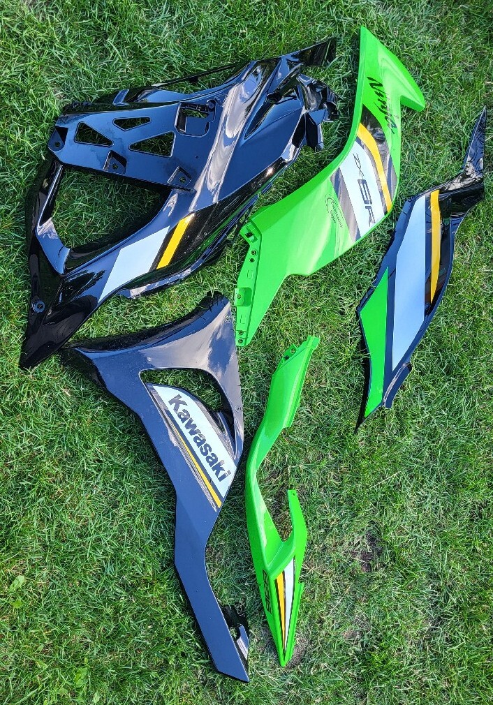 r出品 ZX-6R 05-18 用 DIXER PARTS デュアルキャリパーブラケット｜AxxL