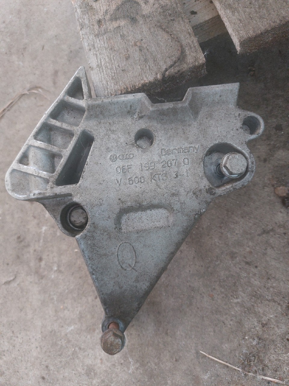 VW AUDI SEAT SKODA КРОНШТЕЙН ДВИГУНА 1.6 MPI BSE 06F199207Q 