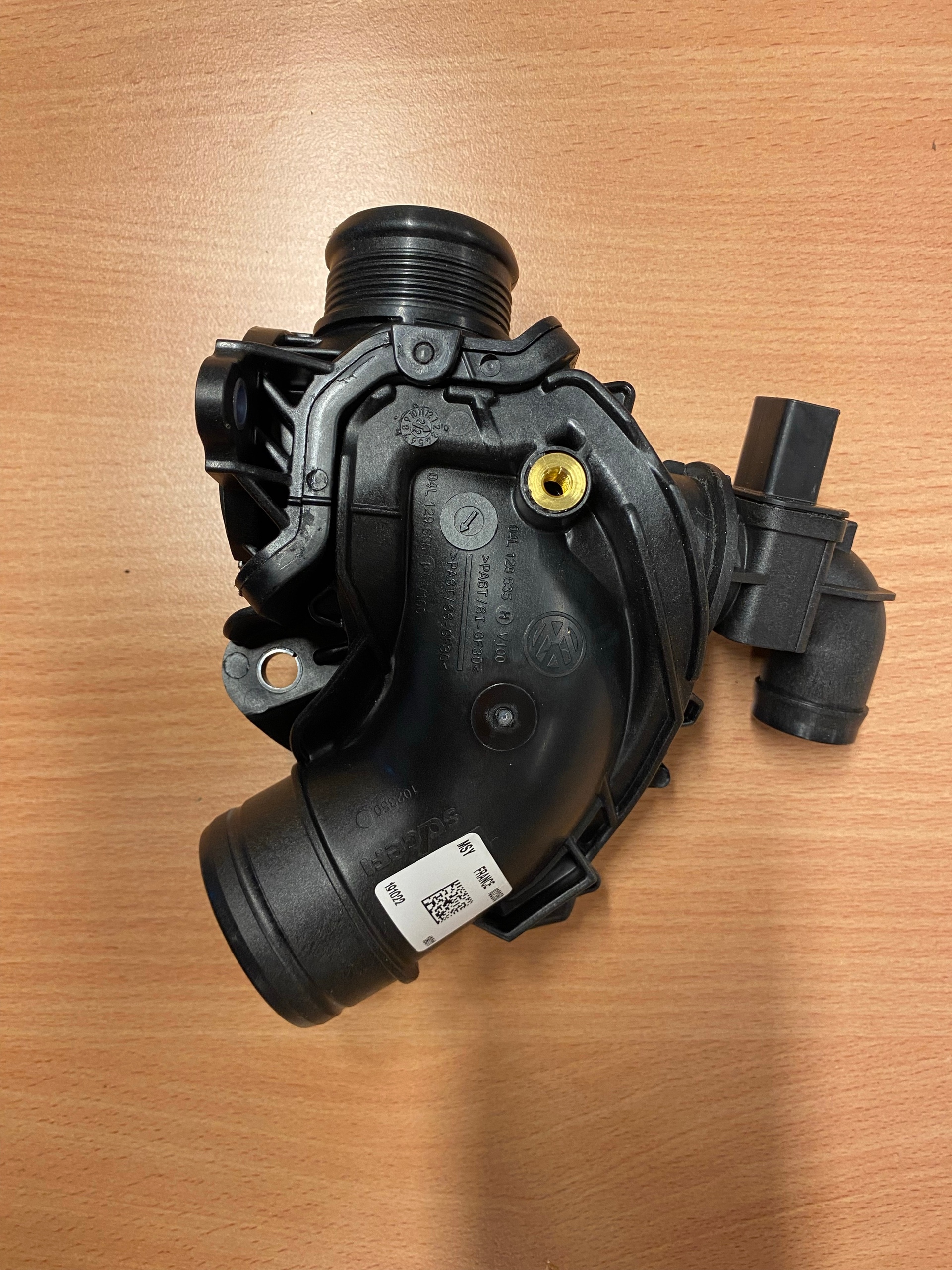ФЛАНЕЦЬ ТУРБОКОМПРЕСОРУ AUDI 2,0 TDI OE VAG 04L129635F 