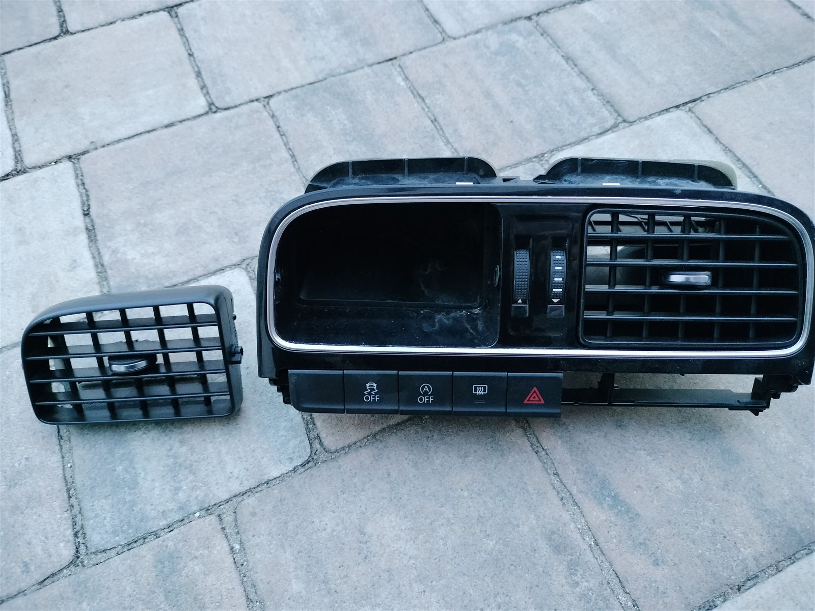 РЕШІТКА ПОВІТРОВОДУ ЦЕНТРАЛЬНА VW POLO 6R 6C0819728 ,ПОШКОДЖЕНИЙ 
