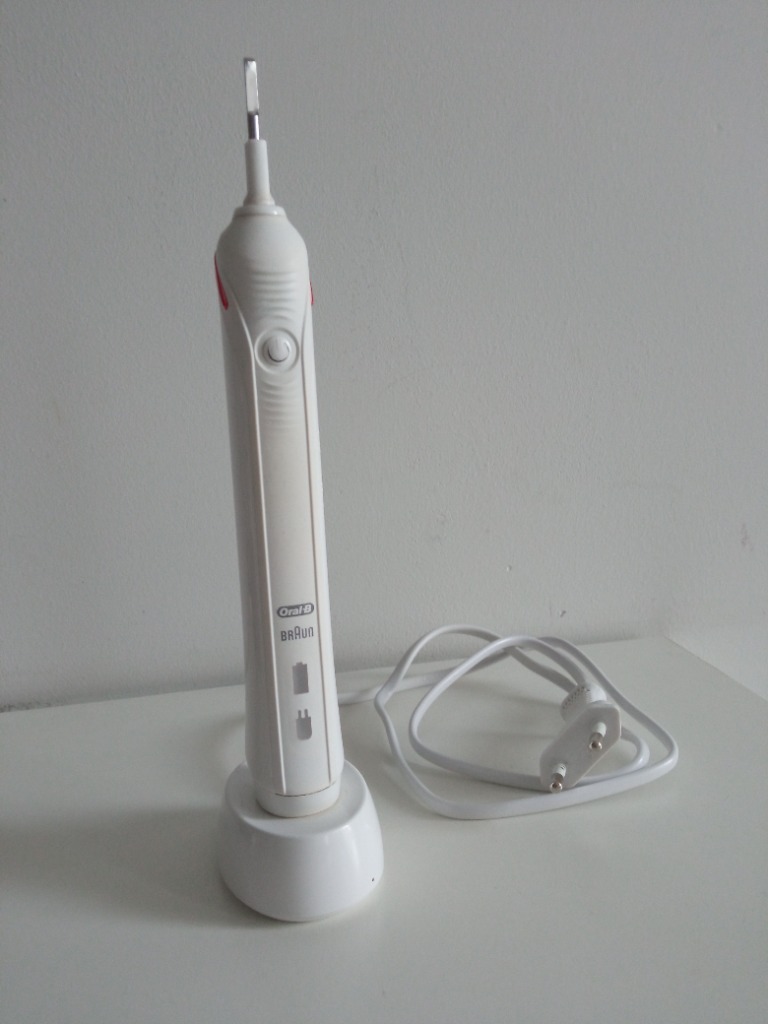 Szczoteczka elektryczna OralB Pro 2 3766 biała Poznań Kup teraz na