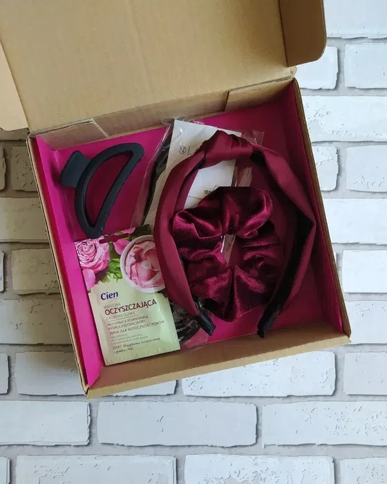 Box z kosmetykami i akcesoriami w kolorze bordowym Świnoujście Kup