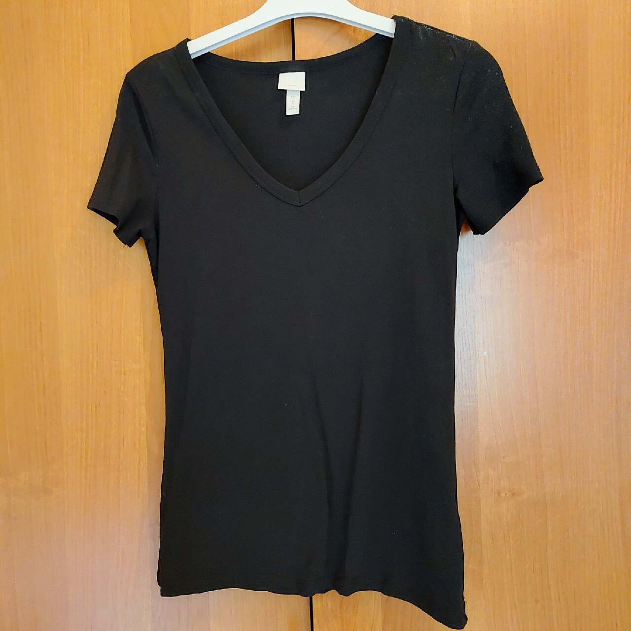Zdjęcie oferty: H&M czarny T-shirt z dekoldem w serek