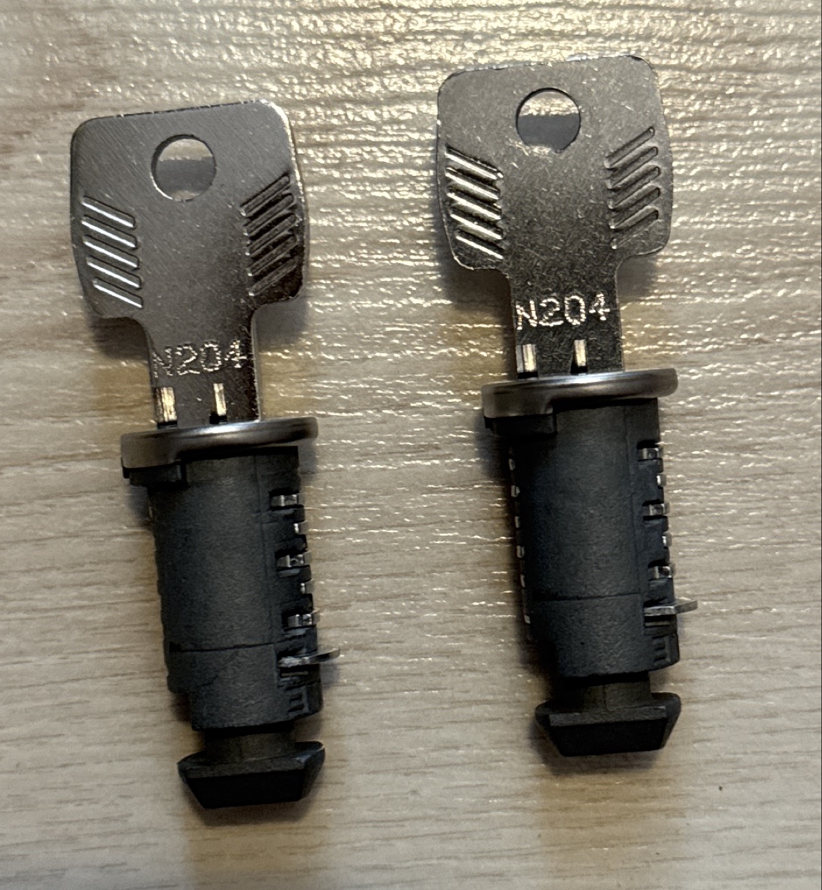 КЛЮЧІ I ЗАМКИ THULE N204 - 2 SZT. 