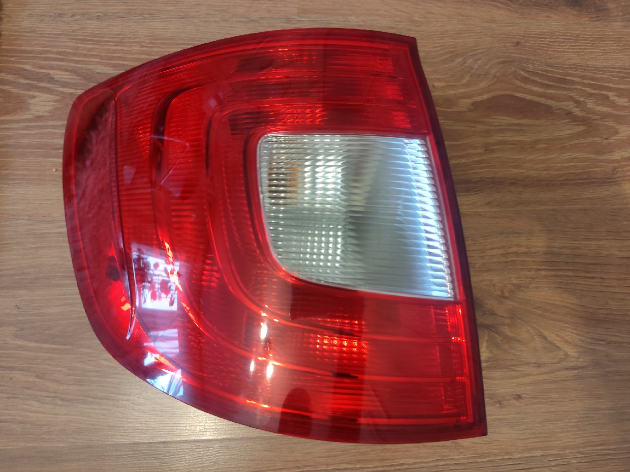 ФАРА ЛІВИЙ ЗАД ЗАДНЯ SKODA SUPERB II УНІВЕРСАЛ (08-13) 3T9945095 ЄВРОПА 