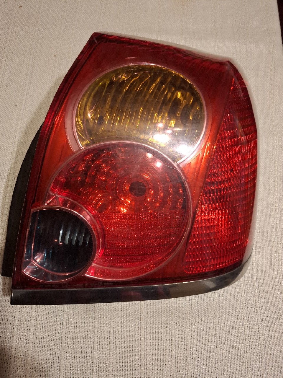 TOYOTA AVENSIS T25 2.0 D4D ФАРА ПРАВИЙ ЗАД 89028783 