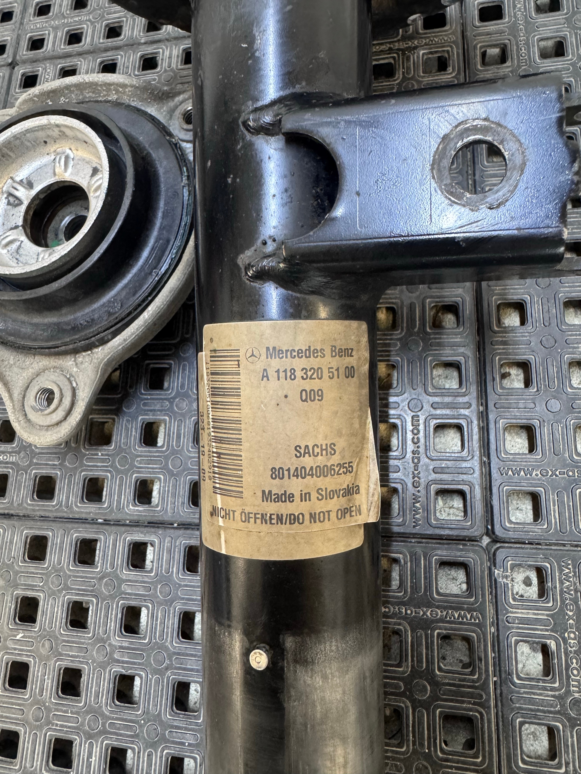 АМОРТИЗАТОР MERCEDES CLA 118 A1183205100 