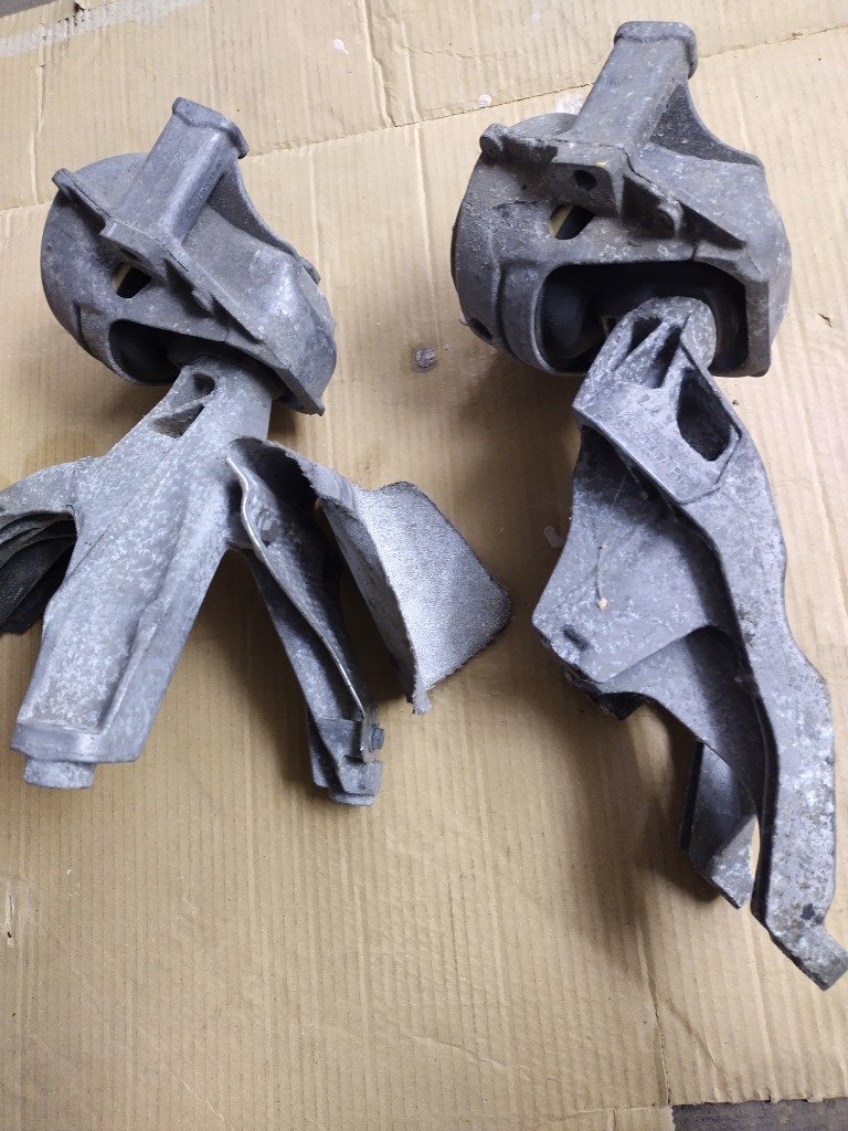 КРОНШТЕЙН КРІПЛЕННЯ КРІПЛЕННЯ ДВИГУНА 8K0199307BP AUDI 8K0199308CA 