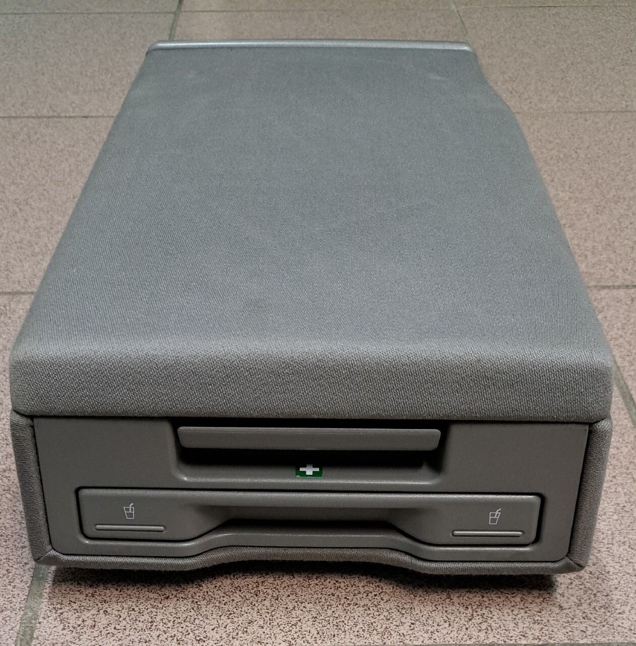 Audi a6 c6 podłokietnik tylnej kanapy z cup holder Zwoleń Kup teraz