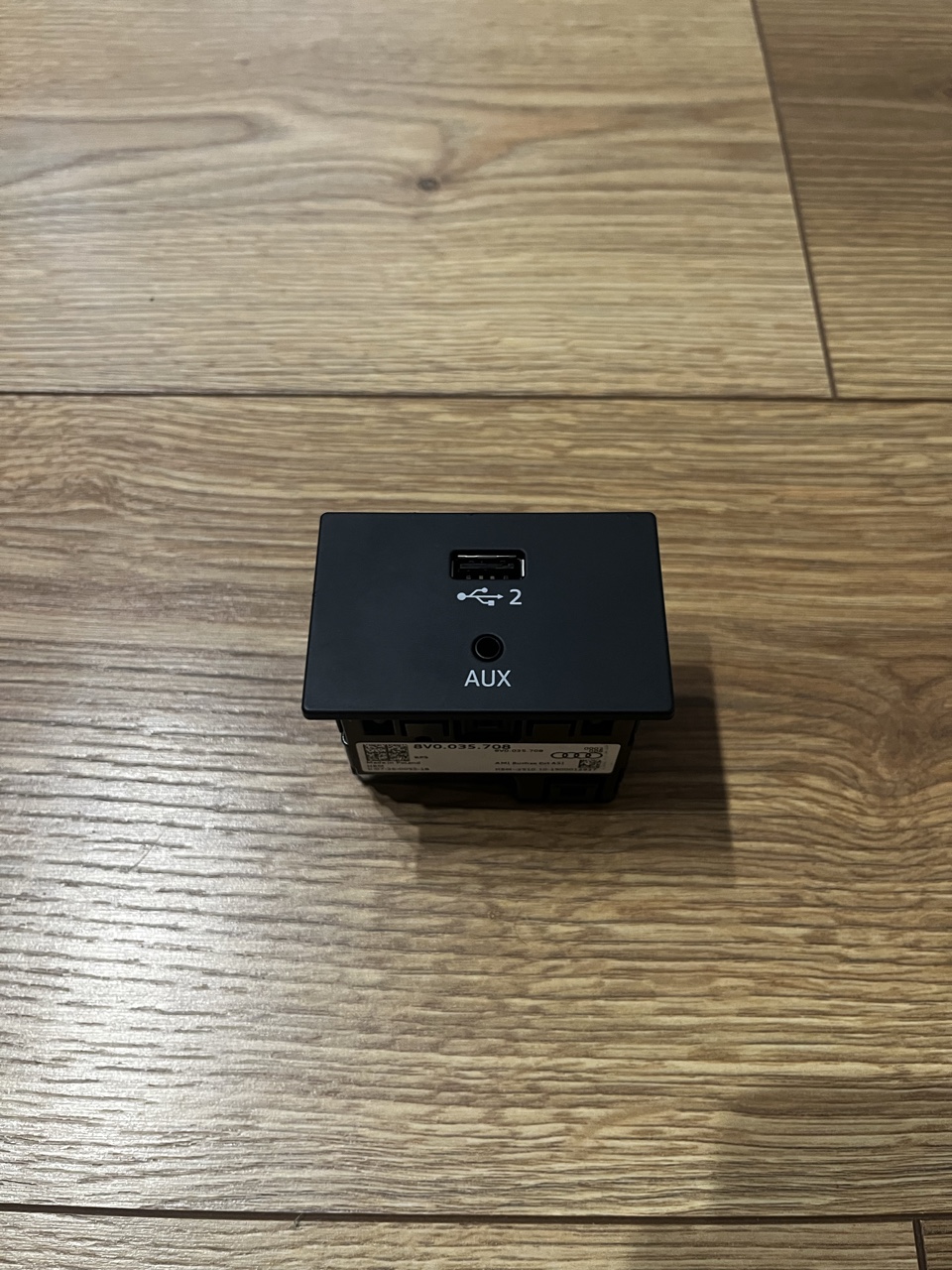 ГНІЗДО AUX USB AUDI VW SKODA 8V0035708 