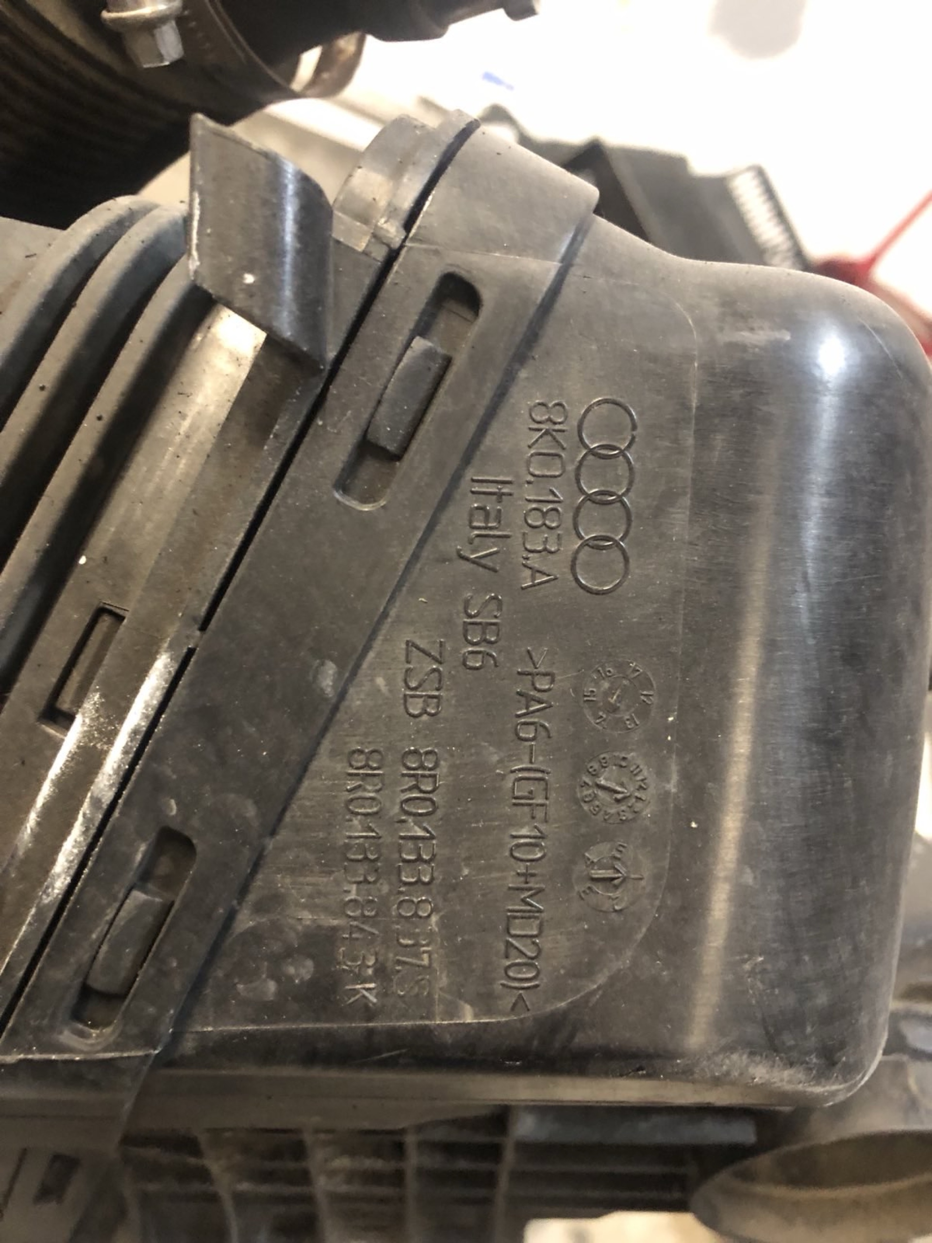 КОРПУС ФІЛЬТРА ПОВІТРЯ AUDI A4 B8 8K0183A 