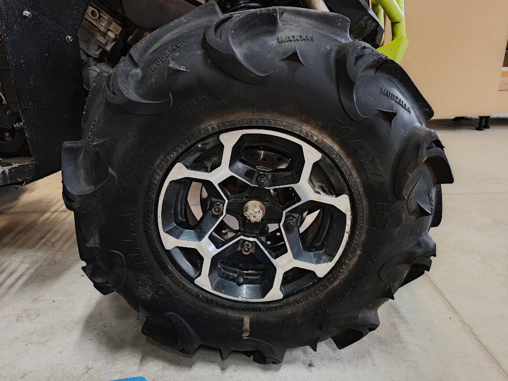 КОЛЕСА CAN-AM R12_4X136_20R_OPONY BLOTNE 25MM MAXXIS MUDZILLA 28X10 + 28X8 
