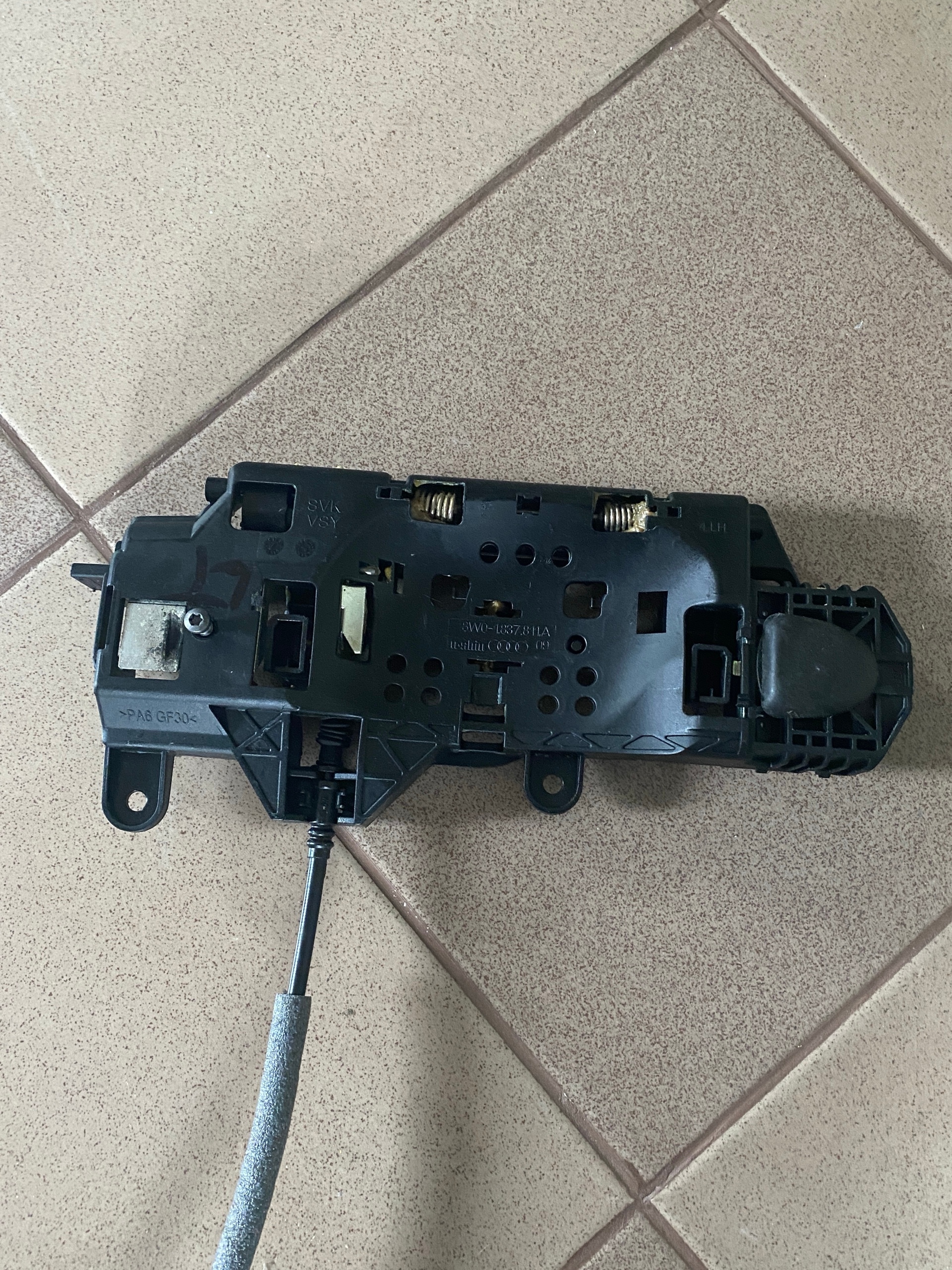 КРІПЛЕННЯ РУЧКИ A4 B9 8W0837811A 