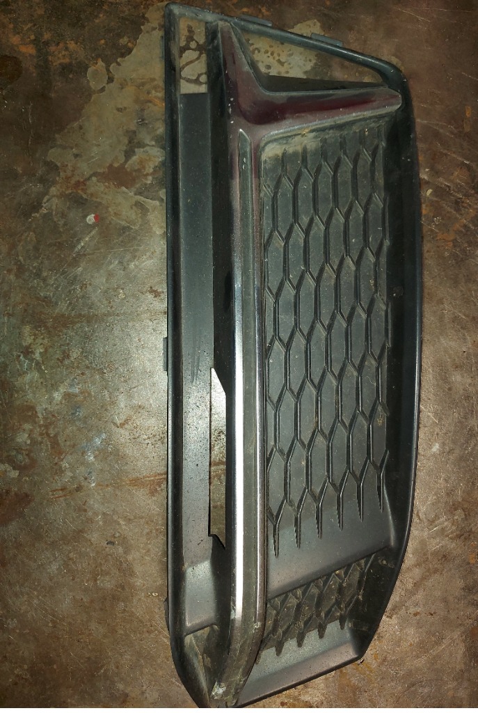 РЕШІТКА БАМПЕРА ПРАВА 8W0807682K AUDI A4 B9 