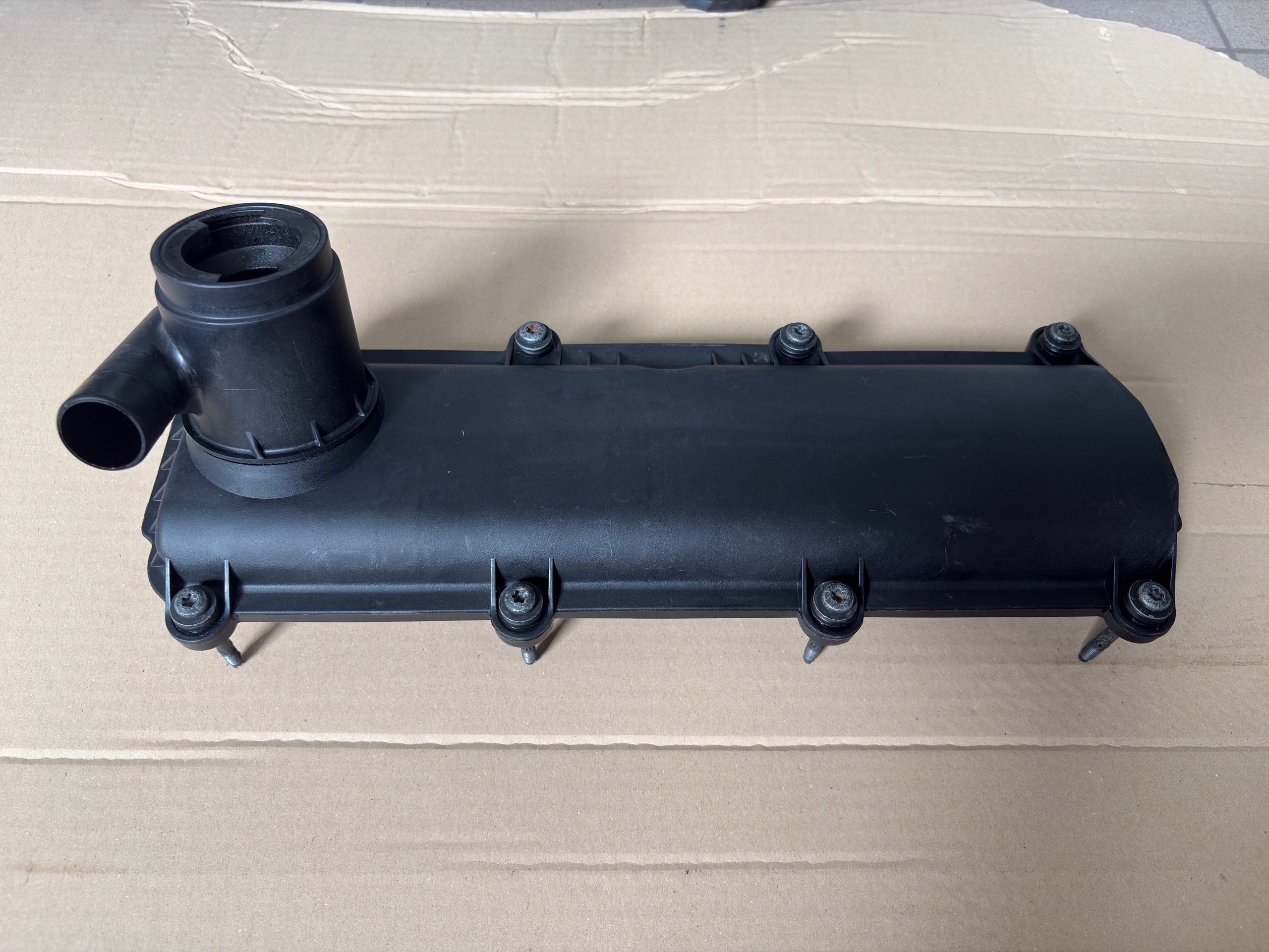 06A103469AL ОРИГИНАЛ КРЫШКА КЛАПАНОВ (UZYWANA)VW SEAT SKODA 1.6 БЕНЗИН 