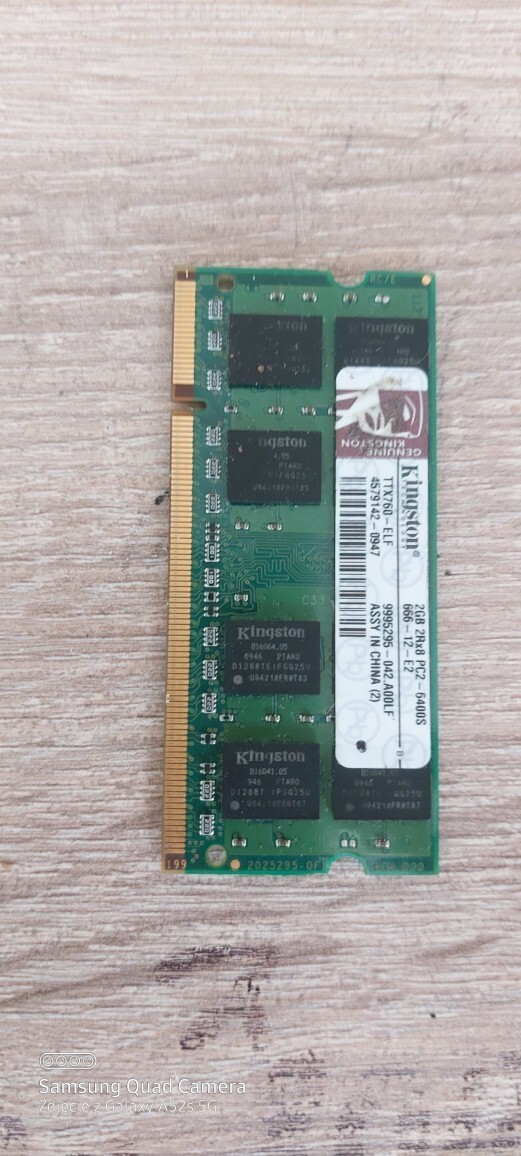 Barrette RAM Mémoire 2Go DDR2 PC2-6400 - Modèle 2Rx8, 666 MHz, D'occasion Fonctionnelle