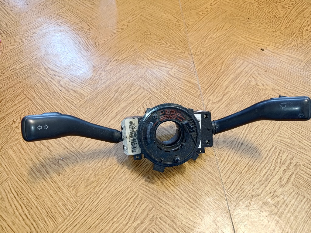 ПЕРЕМИКАЧ КОМПОЗИТНИЙ 8L0953513G VOLKSWAGEN BORA СЕДАН 