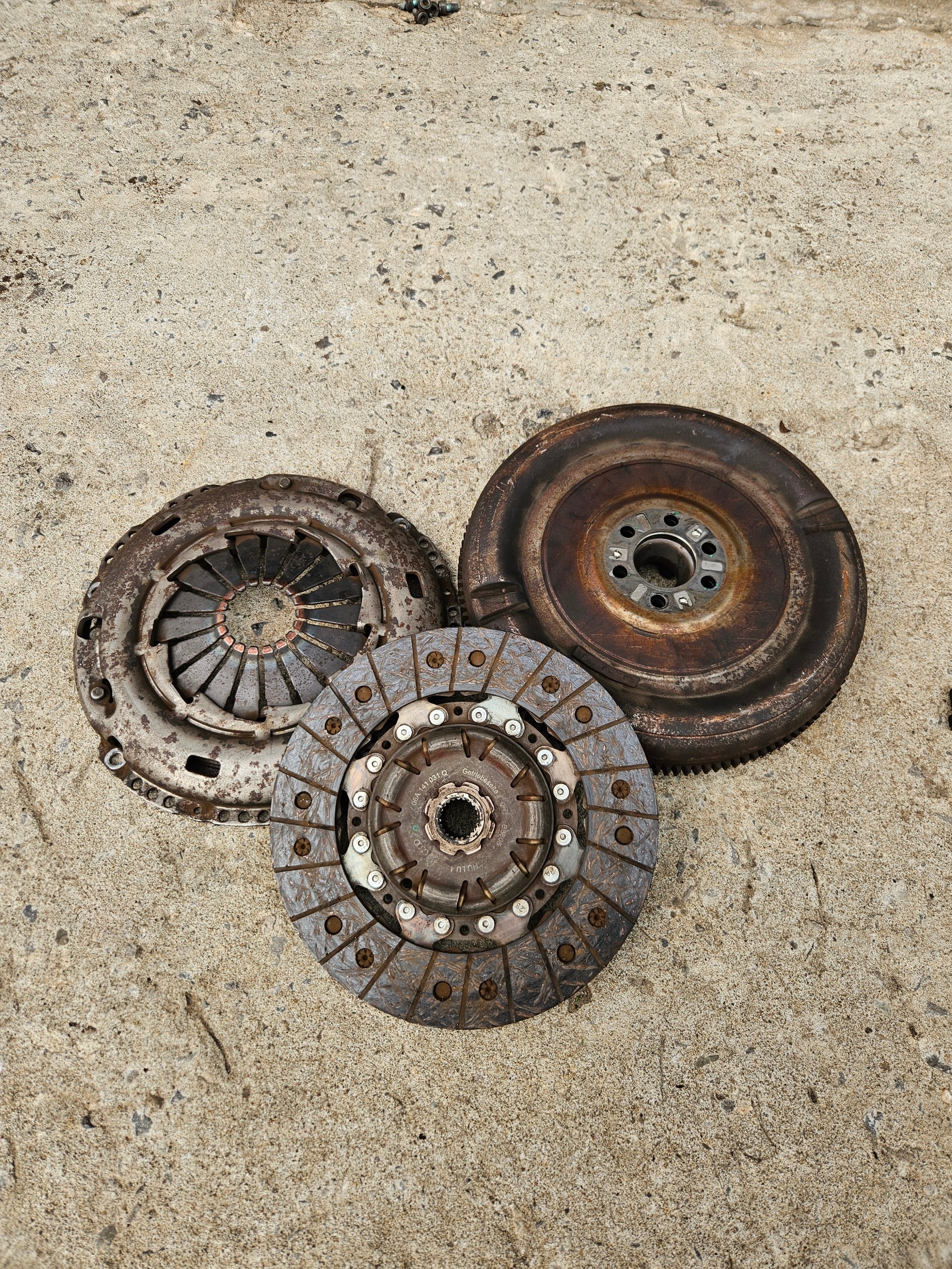 ДВОМАСОВЕ ЗЧЕПЛЕННЯ КОМПЛЕКТНИЙ 1.8T 240 MM AUDI S3 TT 06A 141 031Q 