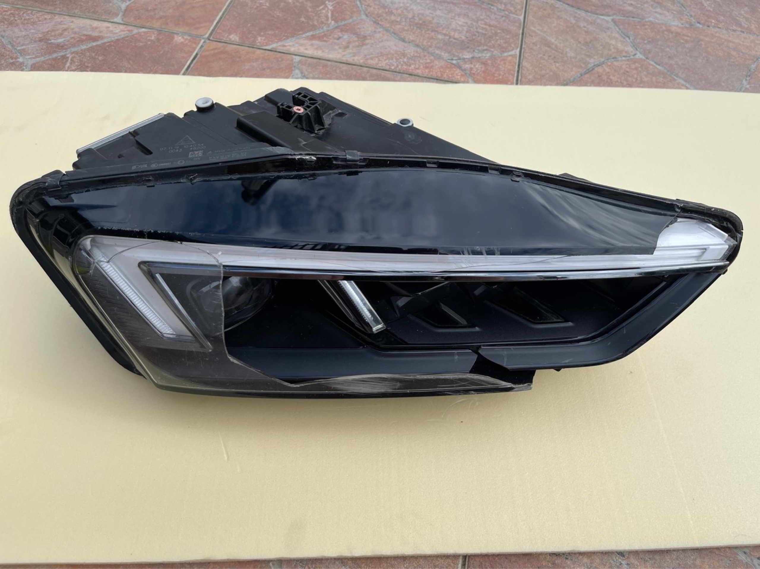 Audi R8 фара лева przods0941033