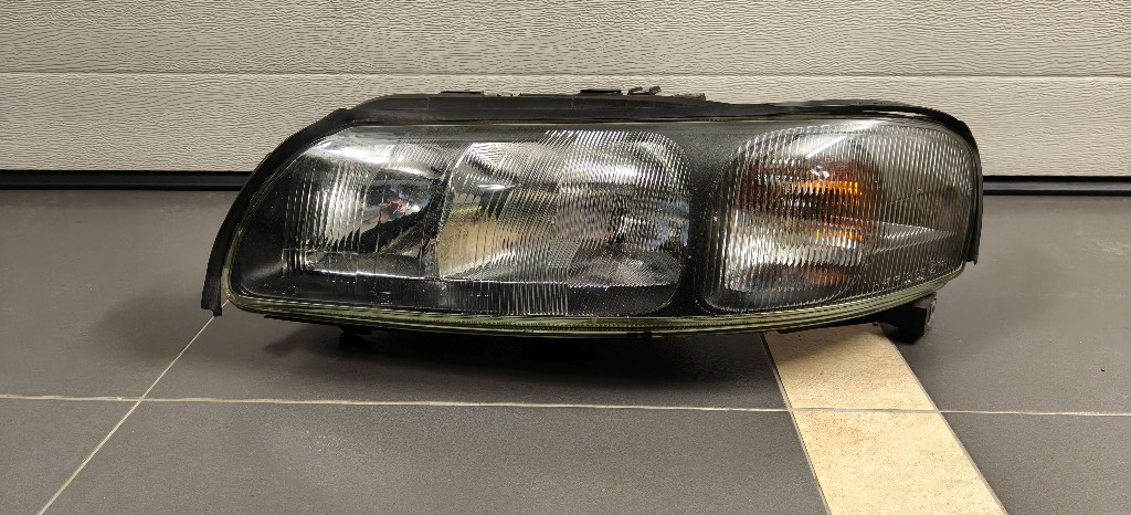 ФАРА ЛІВА VOLVO XC70 2004R 8693567 