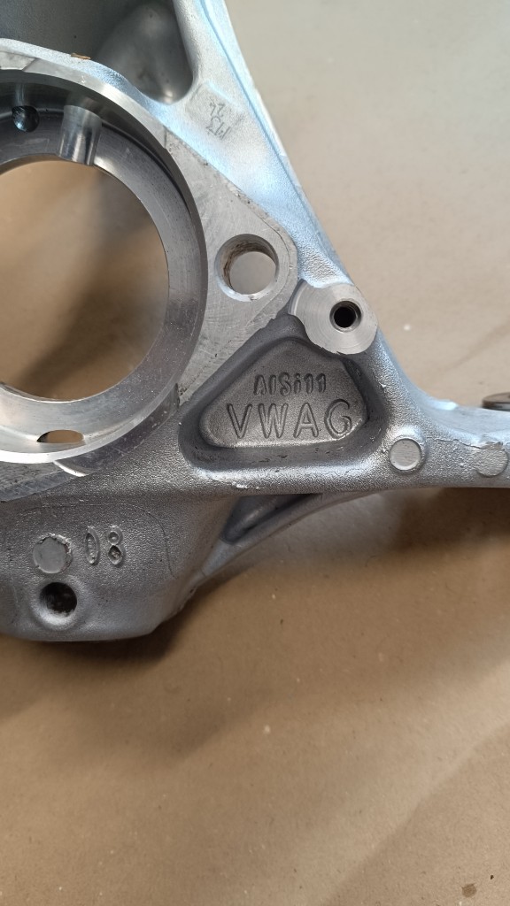 ПОВОРОТНИЙ КУЛАК ПЕРІД ЛІВА AUDI Q3 83AA SKODA KODIAQ, TIGUAN 5Q040 725 7A 