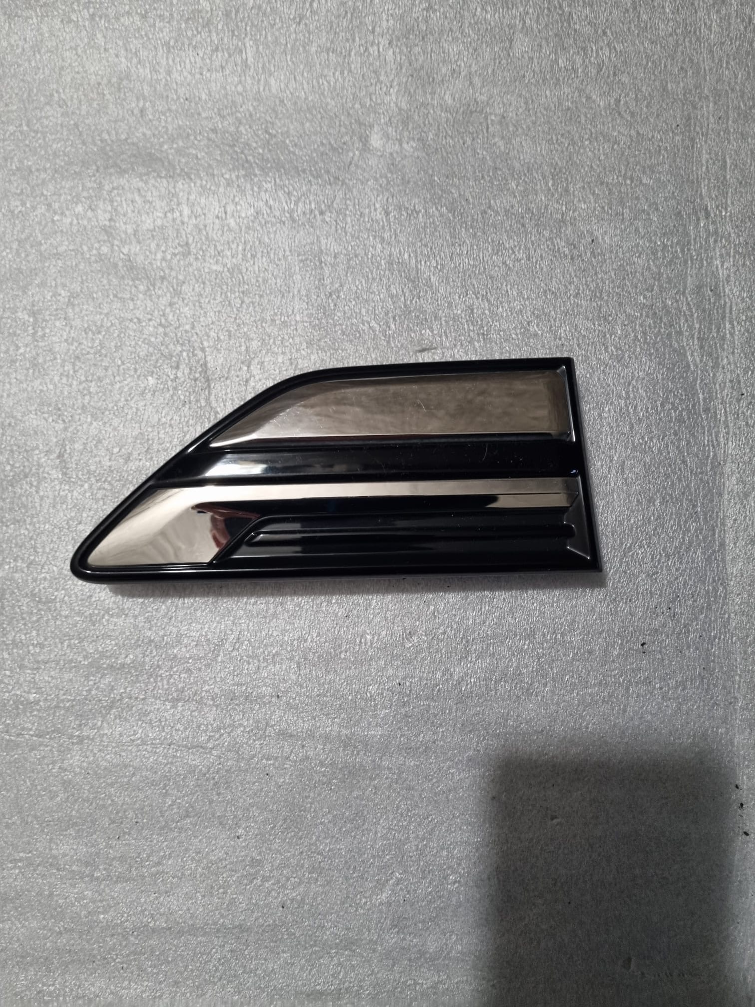 НАКЛАДКА ХРОМ КРИЛА ПРАВА СТОРОНА RENAULT ARKANA 990420321R 