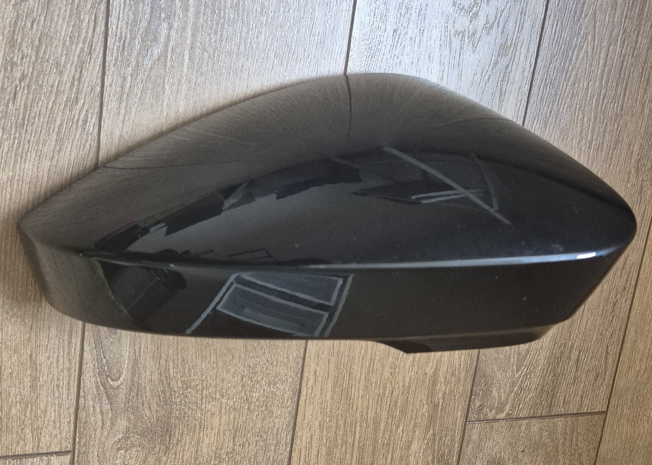 ЧОРНА КОРПУС НАКЛАДКА ДЗЕРКАЛА ПРАВА SKODA KODIAQ KAROQ 2017- 565857538A 