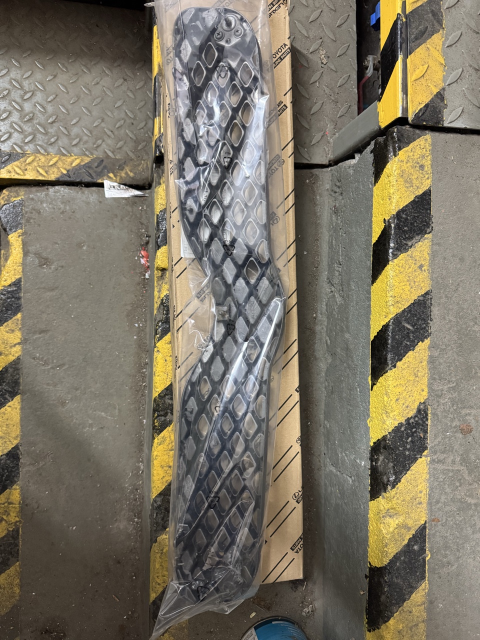 РЕШІТКА РАДІАТОРА TOYOTA YARIS 03- 531010D060 ОРИГІНАЛ 
