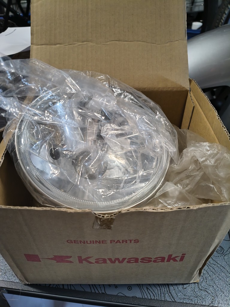 НОВИЙ ОРИГІНАЛЬНИЙ ВКЛАДКА ФАРИ KAWASAKI VN900 CUSTOM OEM 23007-0082 E13 
