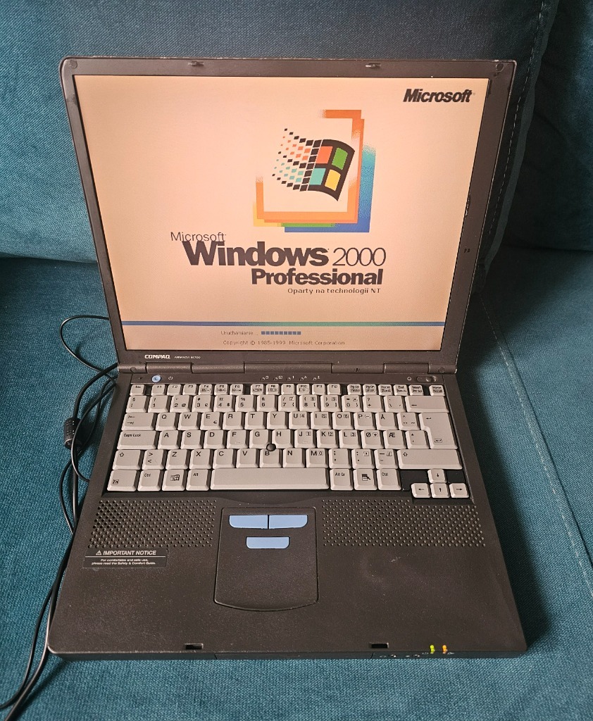 Laptop retro COMPAQ Armada M700 – Windows 2000 | Szlichtyngowa | Kup ...