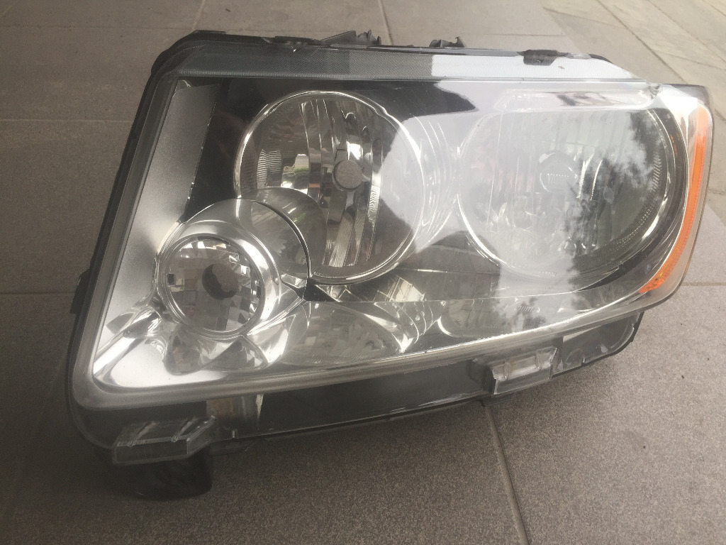 Lampa lewy przód Jeep Grand Cherokee WK3 Cena 100,00 zł