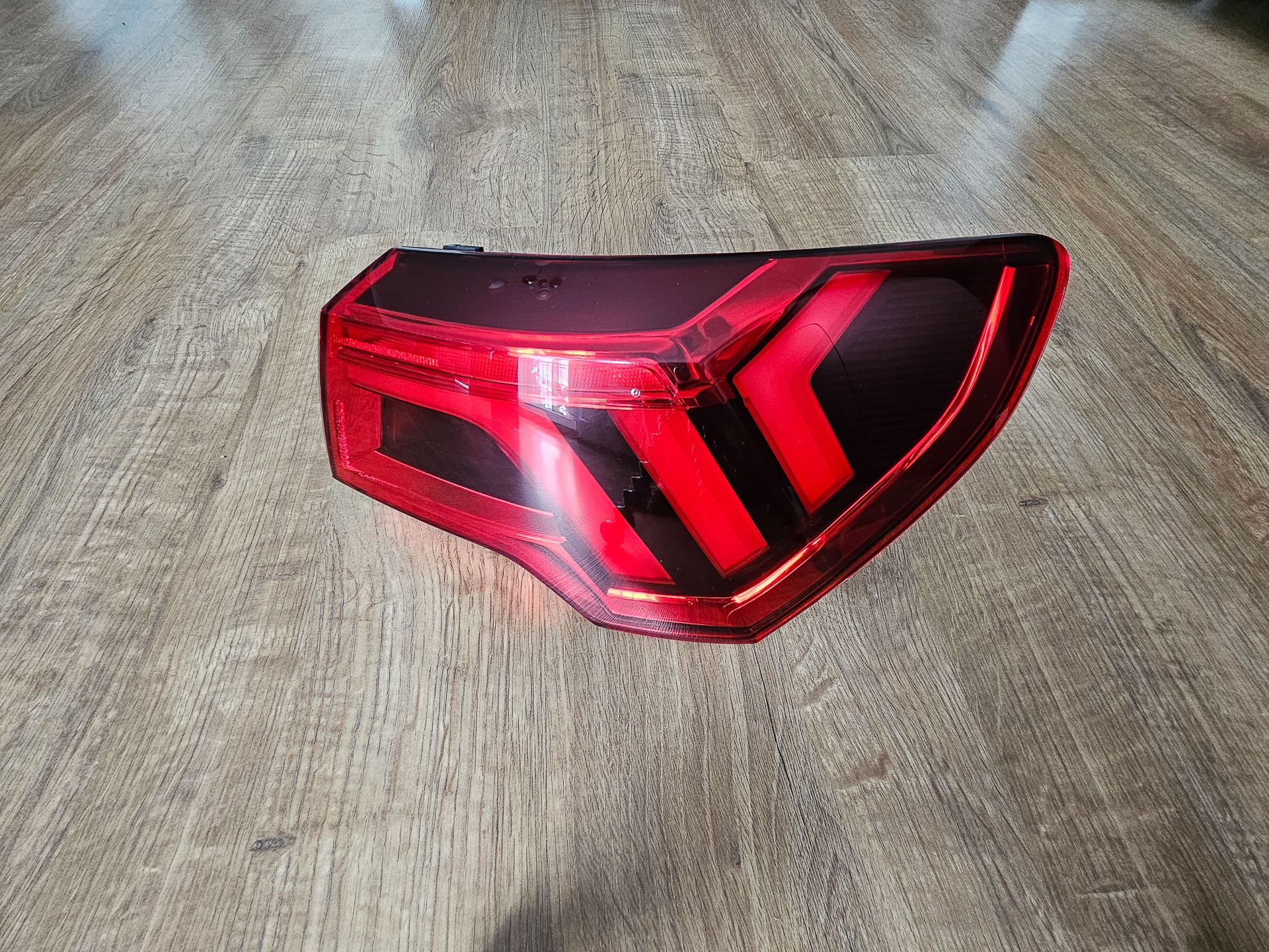 AUDI Q3 83A F3 ФАРА ЗАДНЯ ПРАВА KAROSERYJNA-SKRAJNA 83A 945 092 A LED (СВІТЛОДІОД) США 
