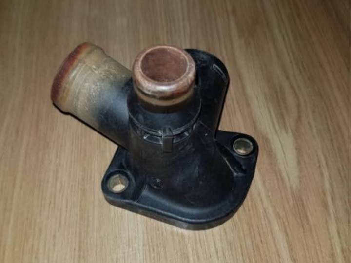 ФЛАНЕЦЬ ГОЛОВКИ ВОДИ ТРІЙНИК 1.6 2.0 ПАСАТ B5 AUDI A4 06B121133A 