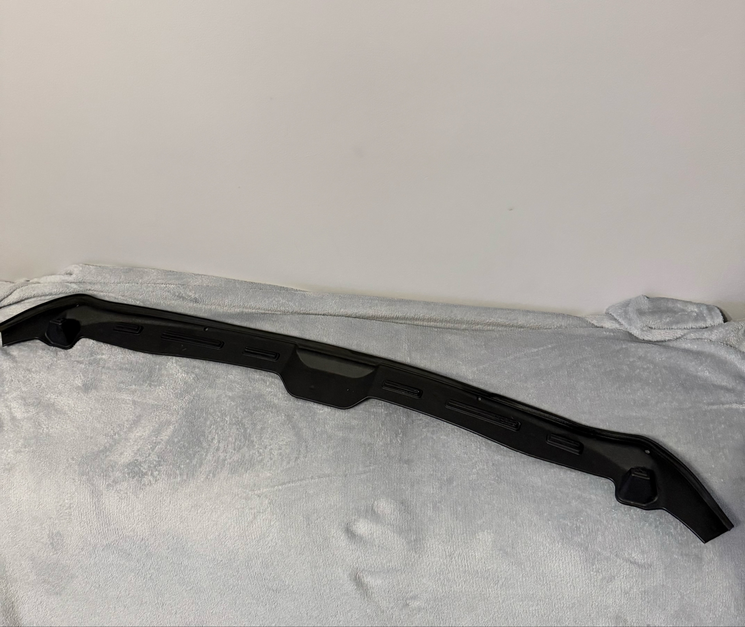 УЩІЛЬНЮВАЧ КАПОТУ КРИШКИ 8W6823124 AUDI A5 8W 