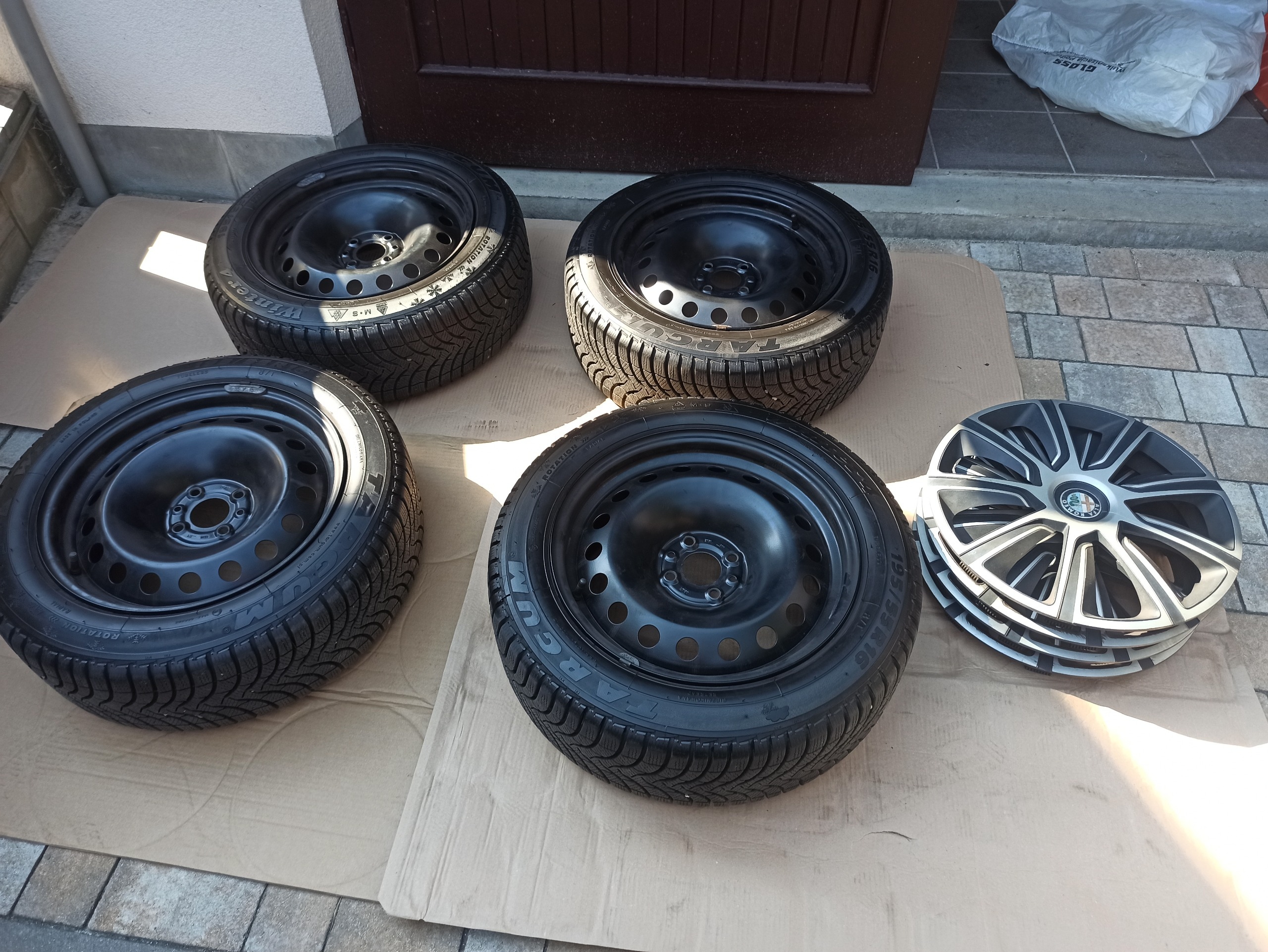 ДИСКИ СТАЛЬ 4X98 ET31 (ЯК NOWE); ШИНИ ЗИМОВІ 195/55 R16 + КОВПАКИ 