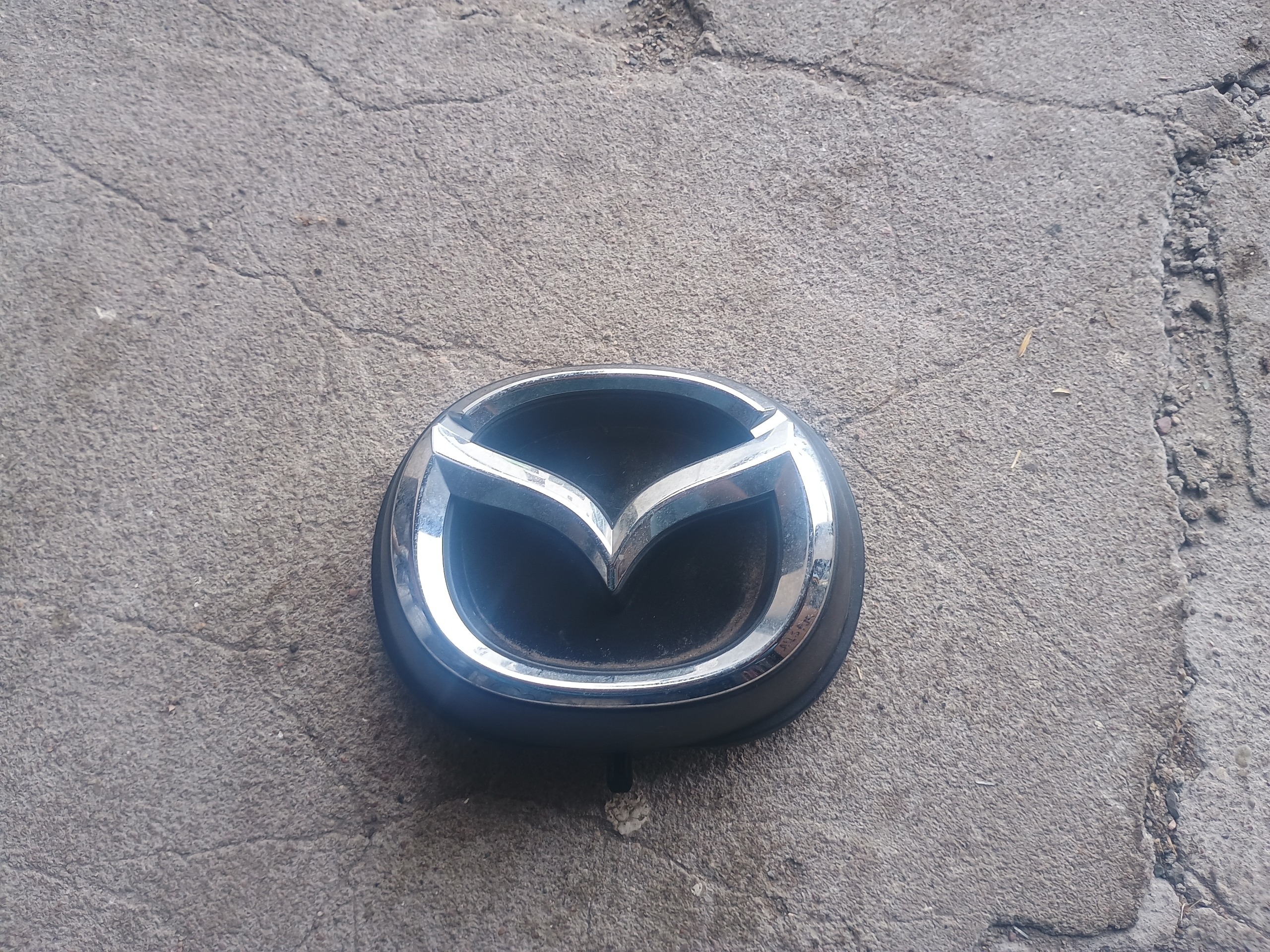 ЕМБЛЕМА ЗНАЧОК РЕШІТКИ РАДІАТОРА MAZDA CX-3 2015-2020 D10J-50716 