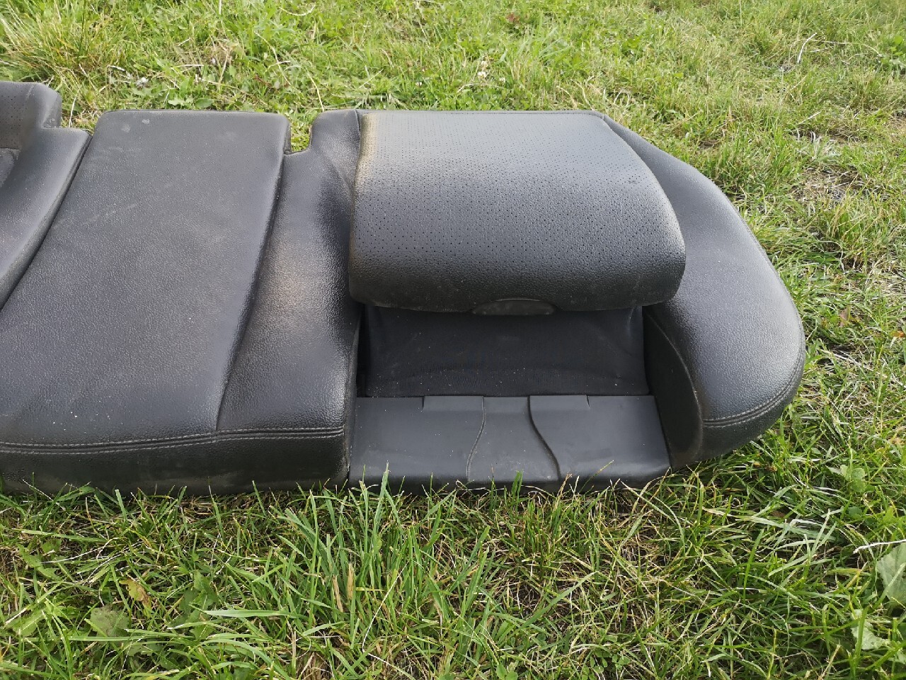 Kanapa siedzisko z wbudowanym fotelikiem. Tył W211 Czerwionka