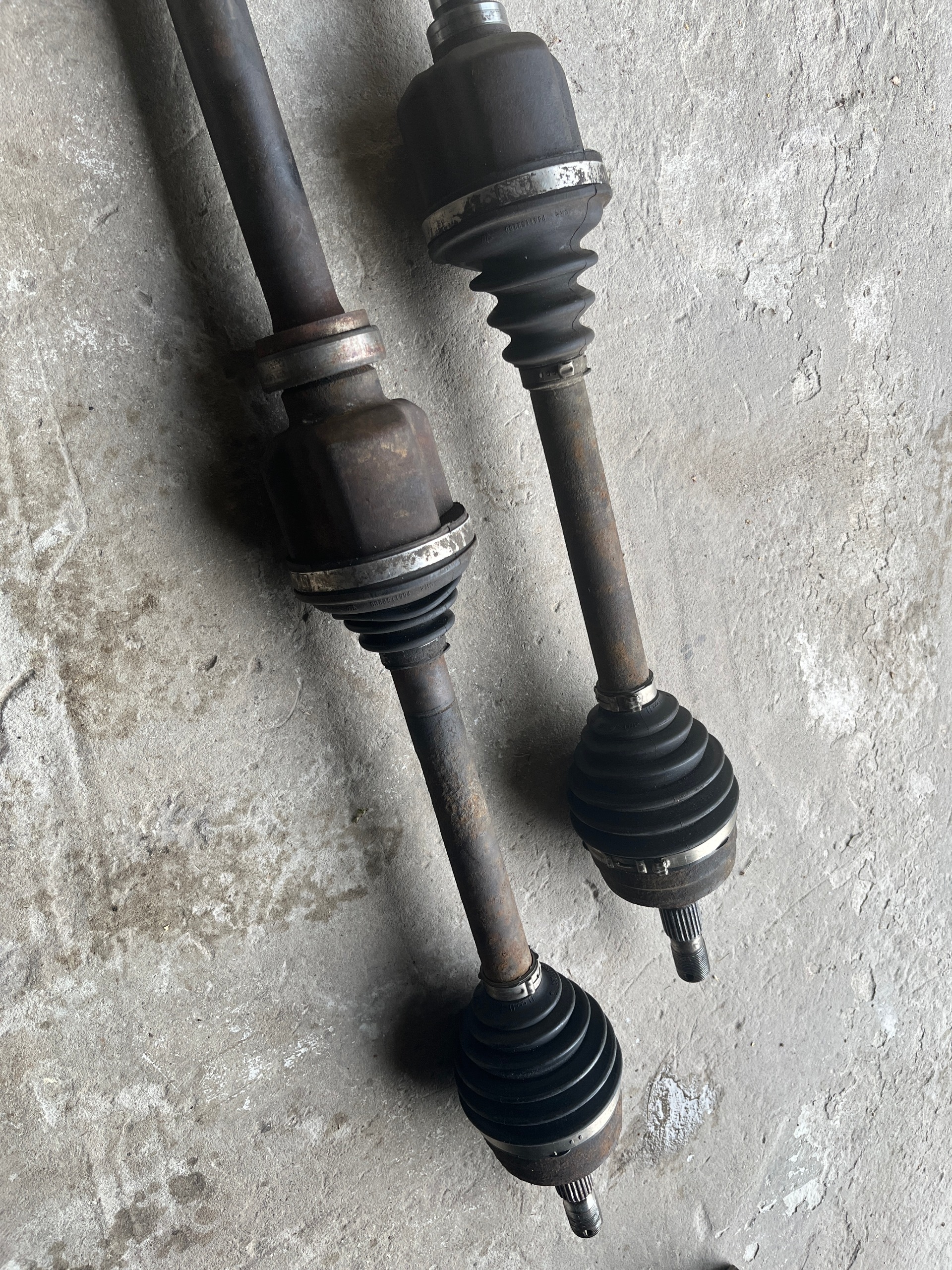НАПІВВІСЬ ПРИВІДНА ЛІВА CITROEN C4 II,DS4 PEUGEOT 308,3008,5008 T6174 3272TH 