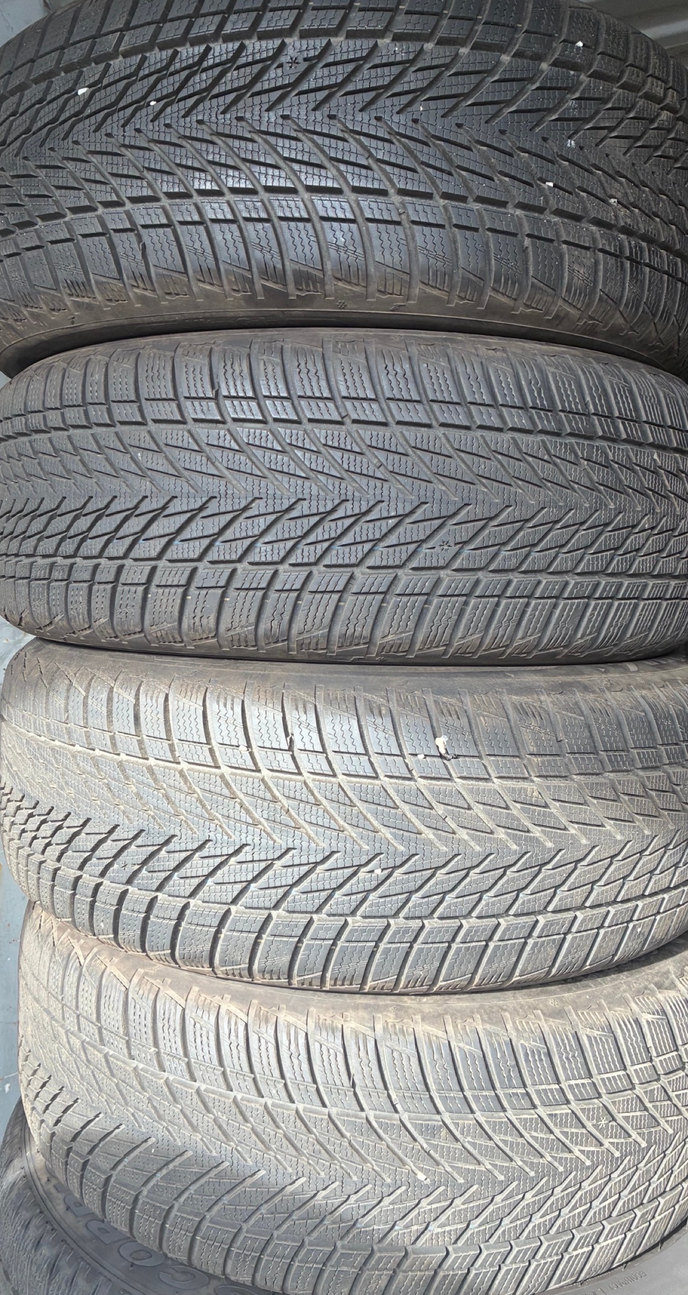 ШИНИ GOODYEAR ULTRA GRIP PERFORMANCE 3 235/50 R19 103V DOT 3523 7-8 MM 