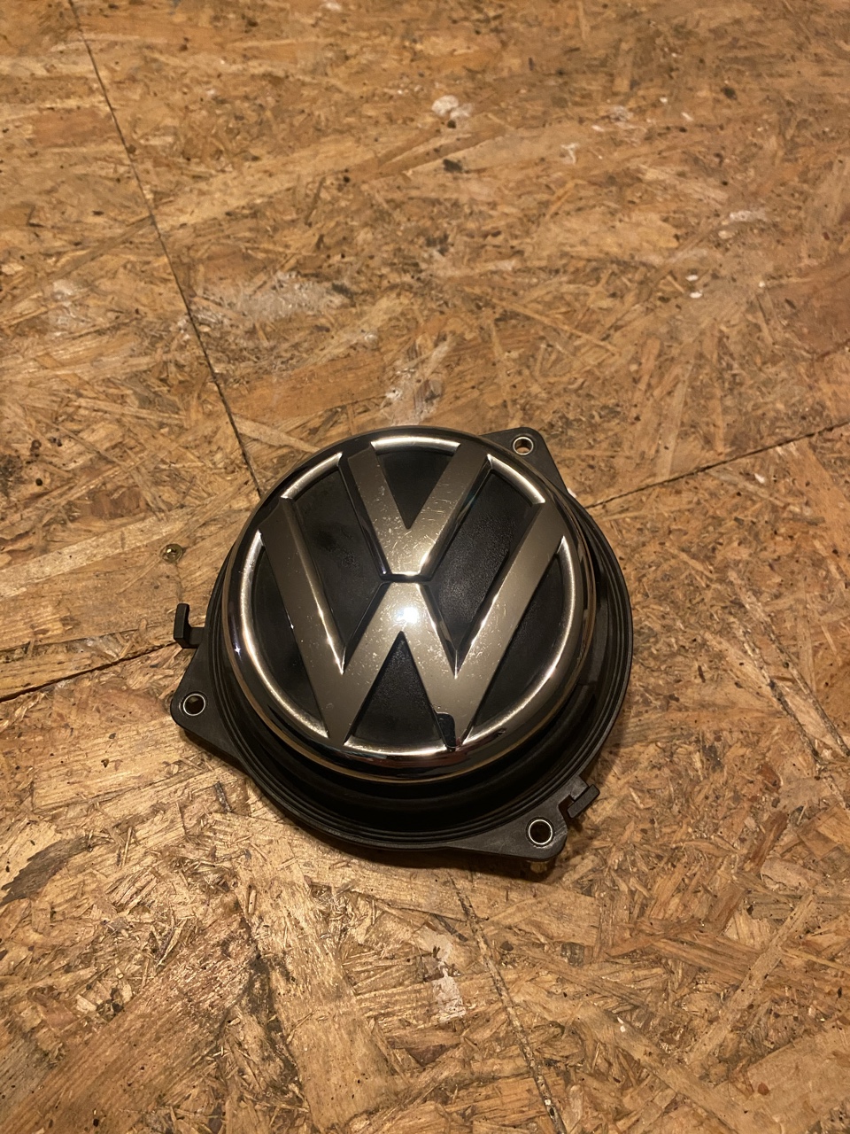 VW POLO 6R КЛЯМКА ЕМБЛЕМА ЗАДНЬОЇ КРИШКИ БАГАЖНИКА 6R6827469A 