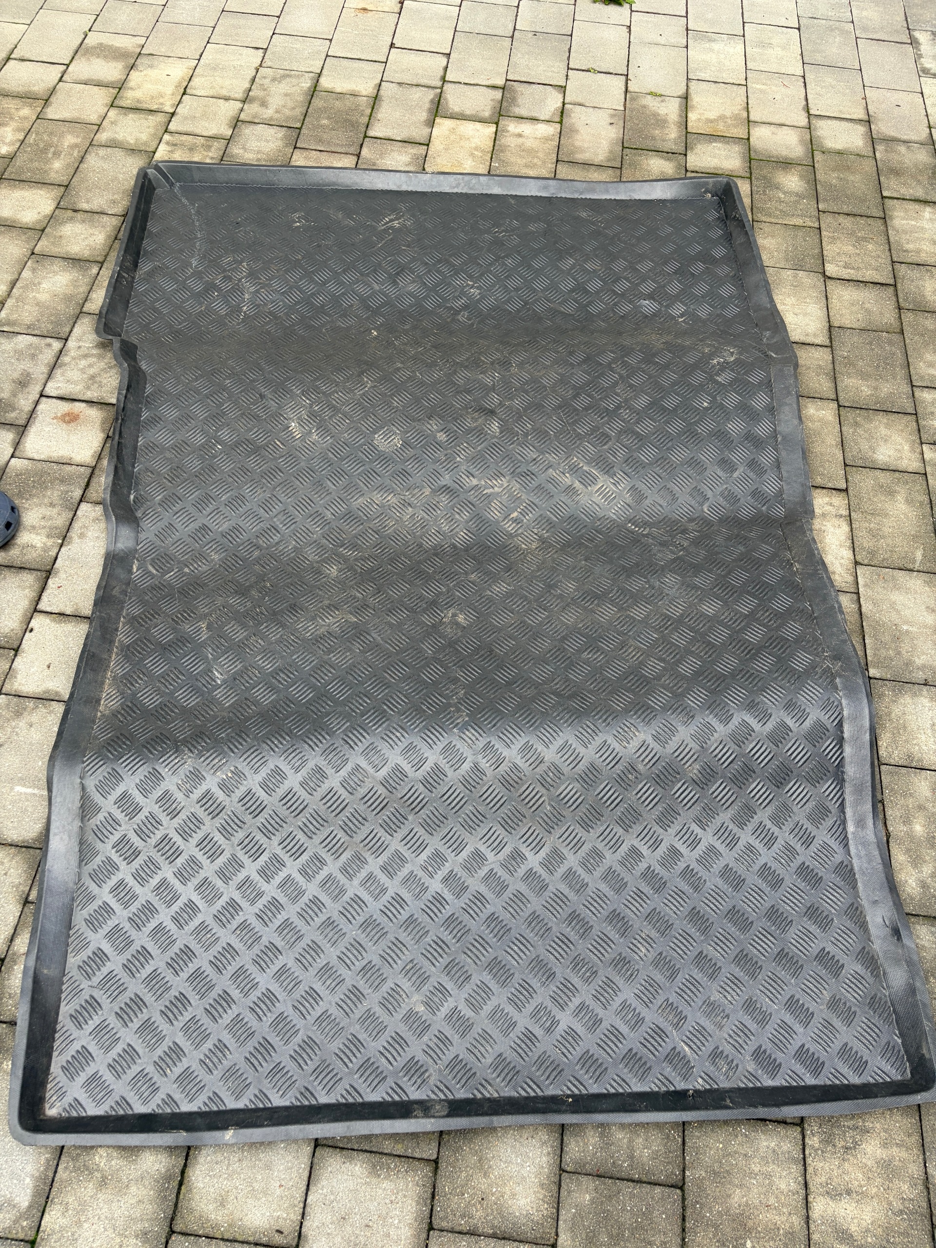 МАТ БАГАЖНИКА Z ТВЕРДОГО PCV 202 X 139 / 123 CM 