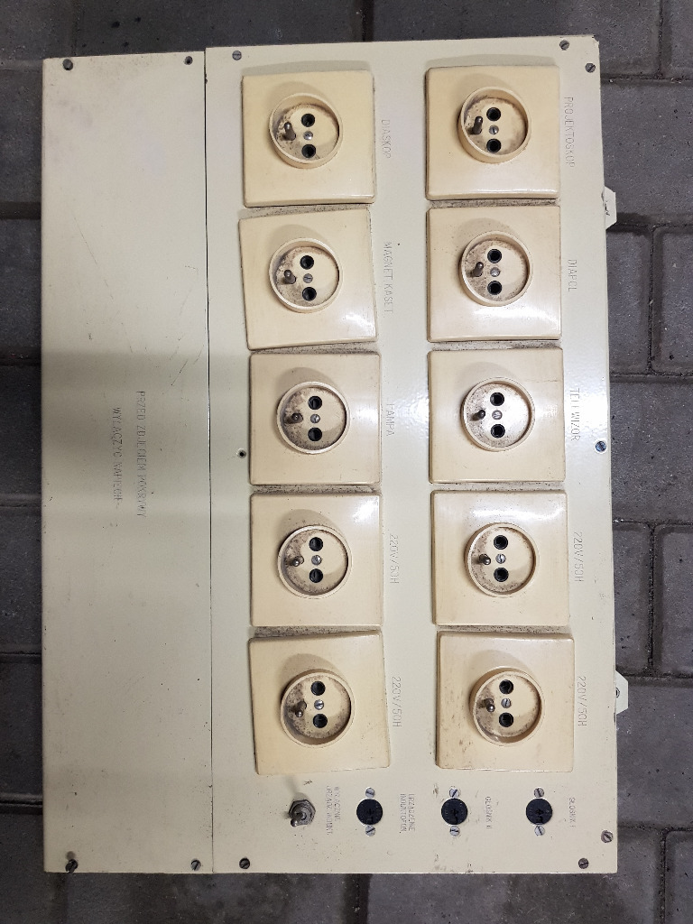 Stara skrzynka rozdzielcza z gniazdkami PRL Lubań Kup teraz na