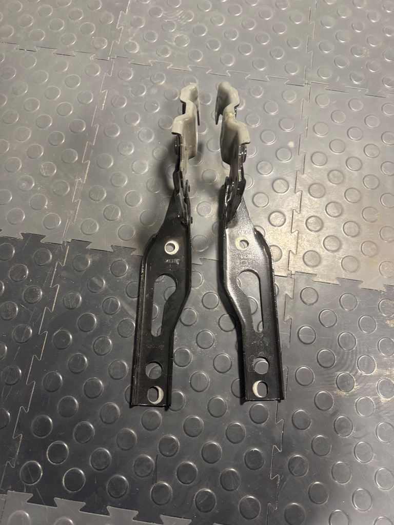 CUPRA FORMENTOR ЗАВІСИ КАПОТУ КОМПЛЕКТ 5FF823301 5FF823302 