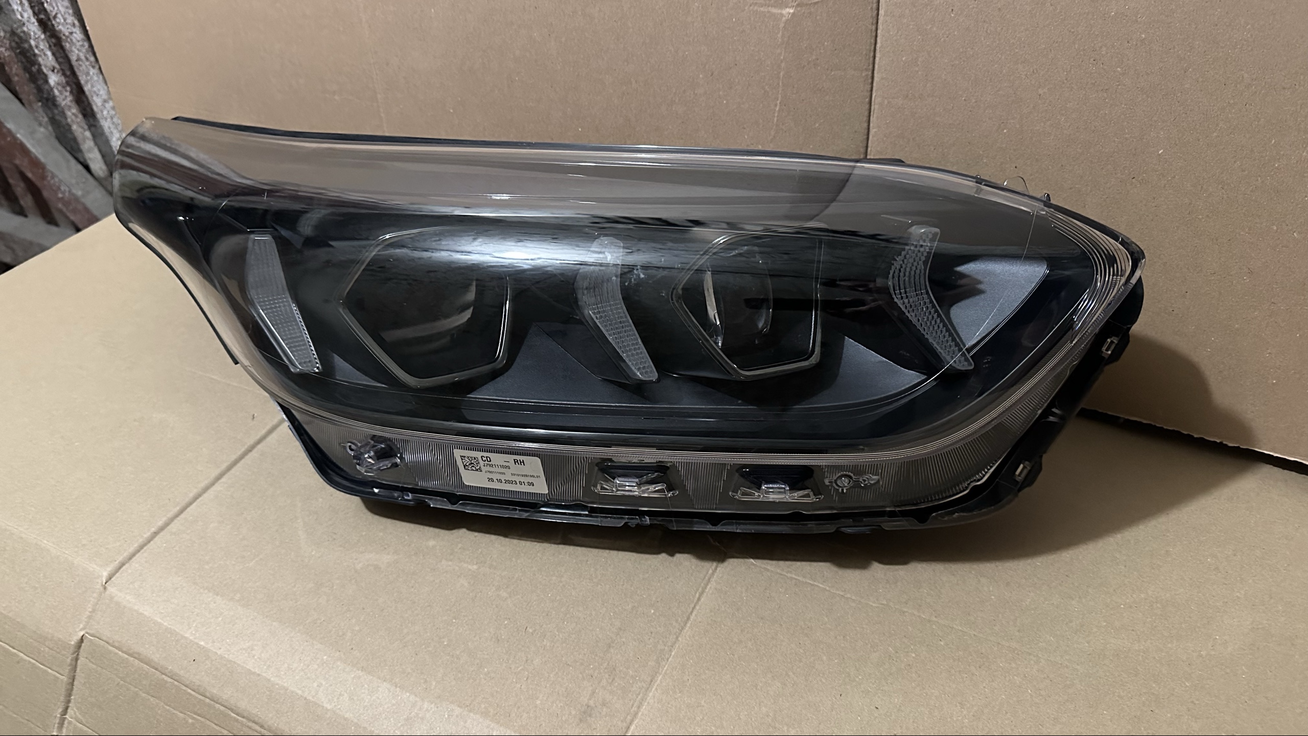 KIA PROCEED CEED 3 3 РЕСТАЙЛ ФАРА ПРАВИЙ ПЕРІД ПРАВА 92102J7500 В ХОРОШОМУ СТАНІ 