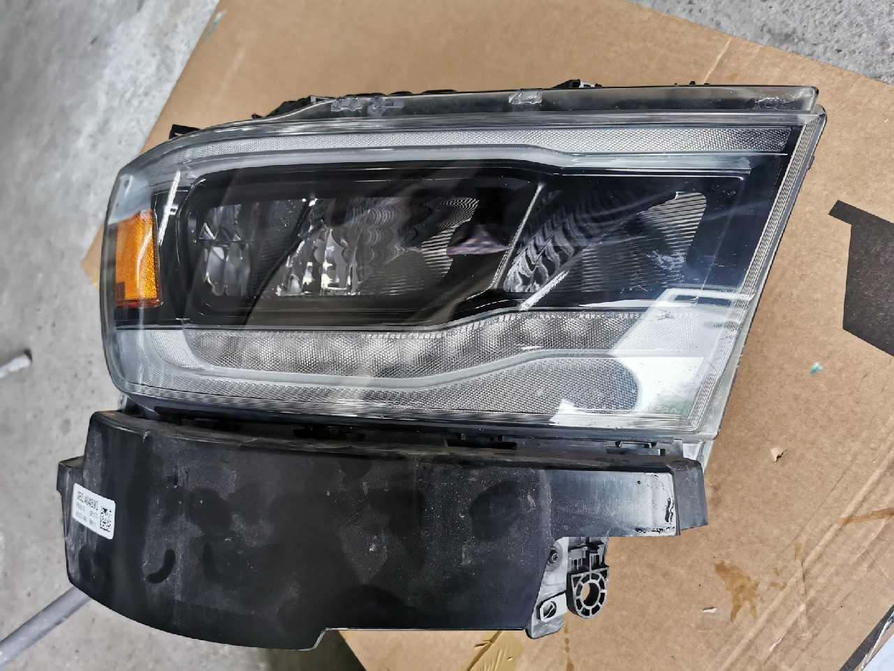 2019-2024 DODGE RAM 1500 ФАРА ORGINALNY ПРАВИЙ 68533274AB 